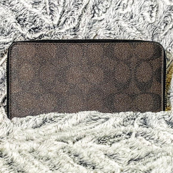 NWT - COACH ACCORDION ZIP WALLET IN COLORBLOCK SIG CANVAS (F57318) - Picture 2 of 5